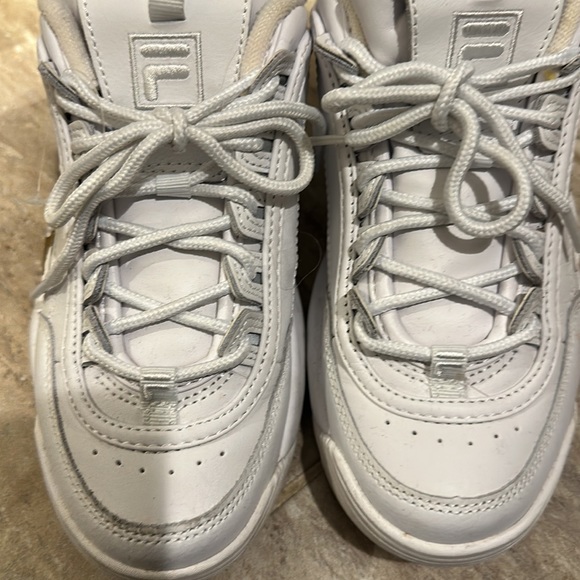Fila sneakers size 7 - Picture 3 of 5
